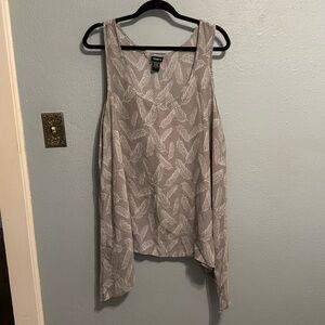 Torrid grey & white print blouse size 2